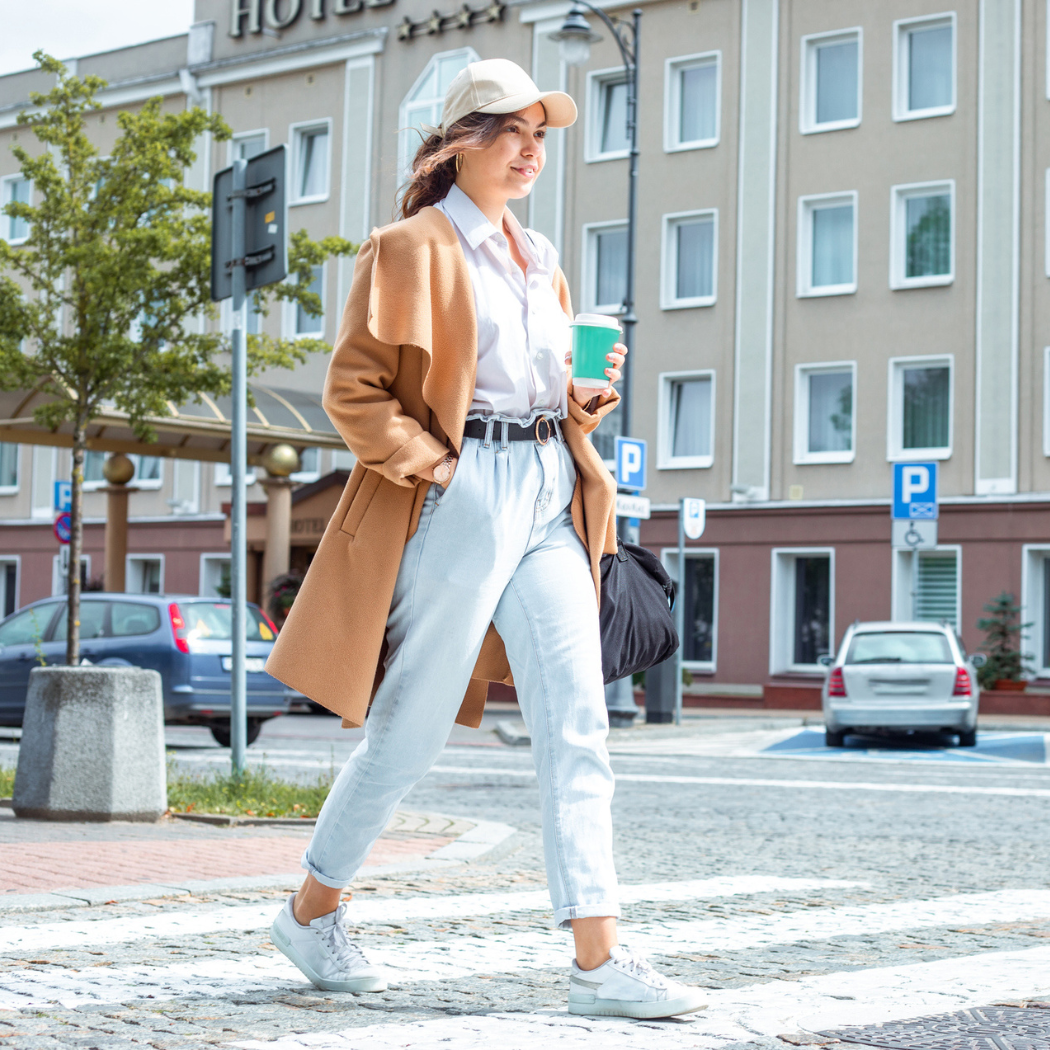 Mom jeans – co to za model spodni i komu pasuje najbardziej? Poznaj sekrety najmodniejszego fasonu damskich jeansów!